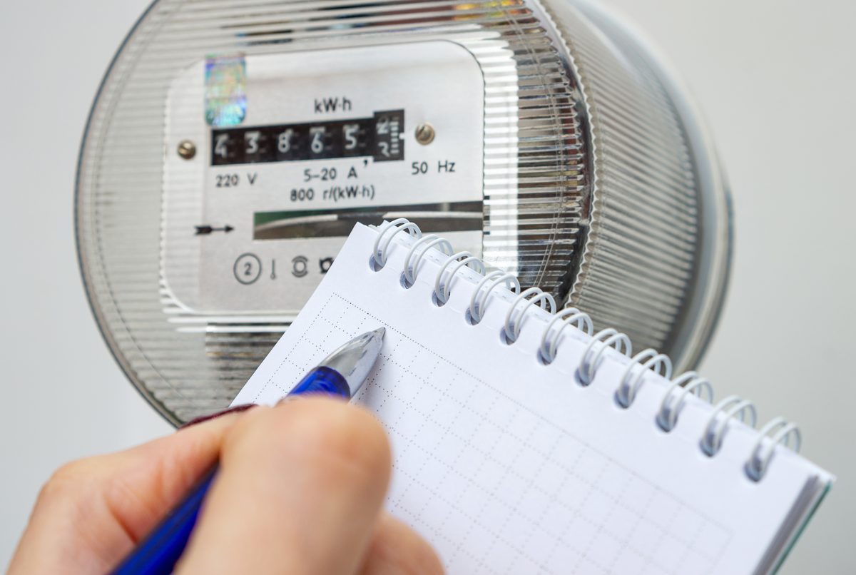 電気メーターの検針値を書き取る手元