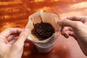 コーヒードリッパーに残った抽出後のコーヒーかす