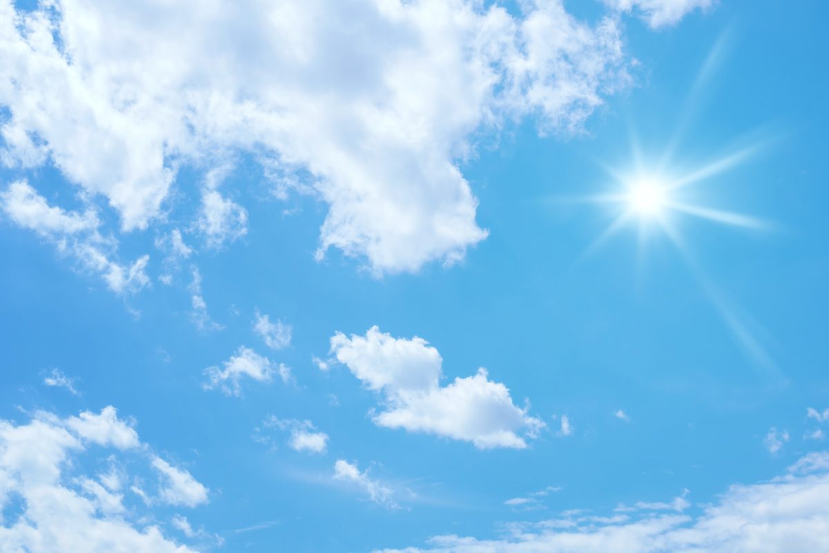 青空に輝く太陽と白い雲
